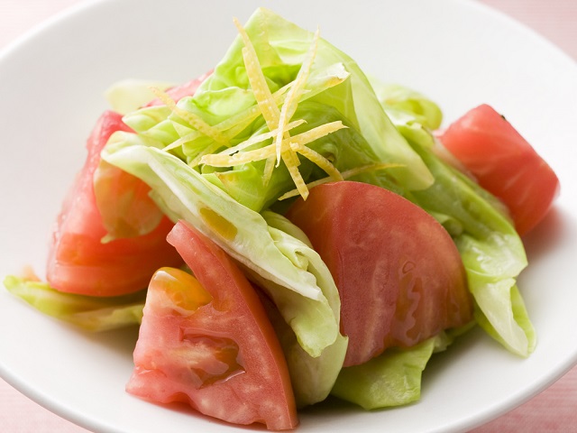 キャベツとトマトのレモンじょうゆ
