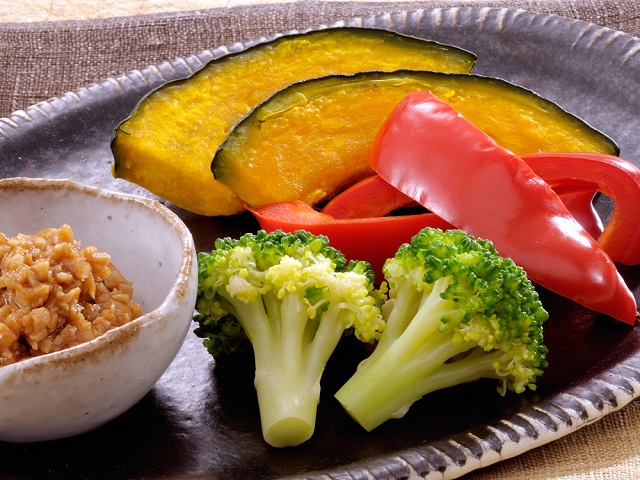 蒸し野菜の大豆味噌添え