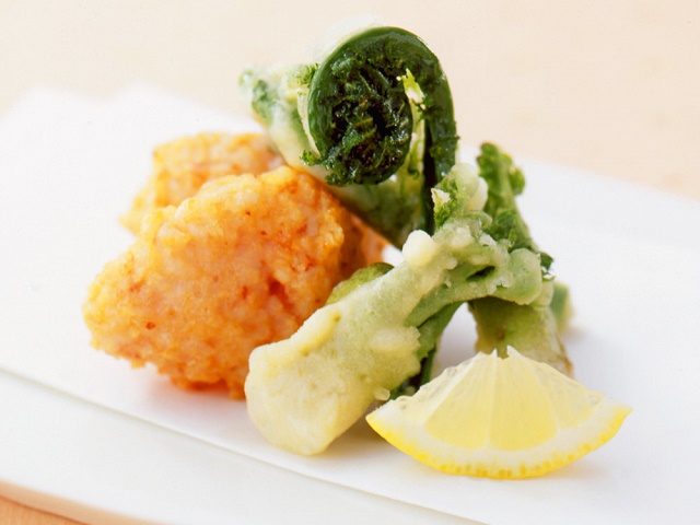 山菜の天ぷらとえびのしんじょ揚げ