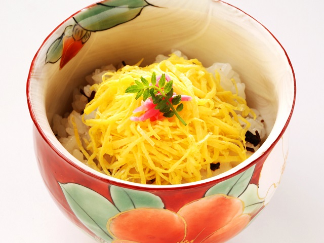 錦糸卵たっぷり小丼の蒸しずし