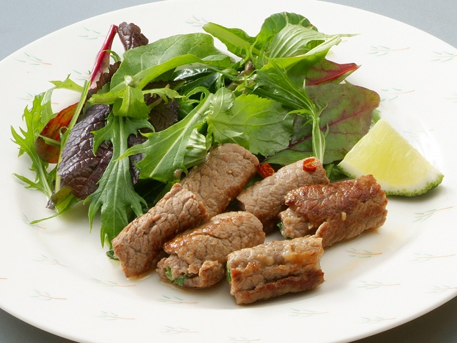 牛薄切り肉の香草巻き焼き